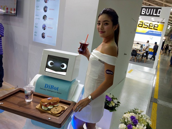 因應未來智慧零售的風潮,BenQ 推出自動送餐機器人解決方案,讓餐廳未來可以節省人力成本 。(圖/記者劉惠琴拍攝)