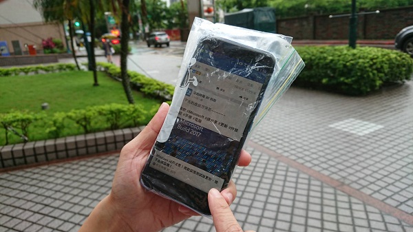 避免手機淋到雨水,不妨可準備密封袋放在包包內,遇到臨時暴雨就能派上用場。(圖/記者劉季清攝)