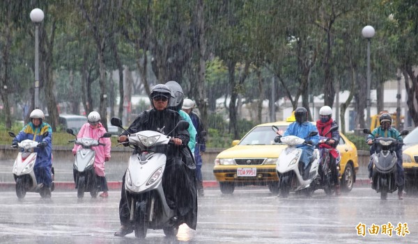 氣象局發布大豪雨特報。(資料照,記者劉信德攝)