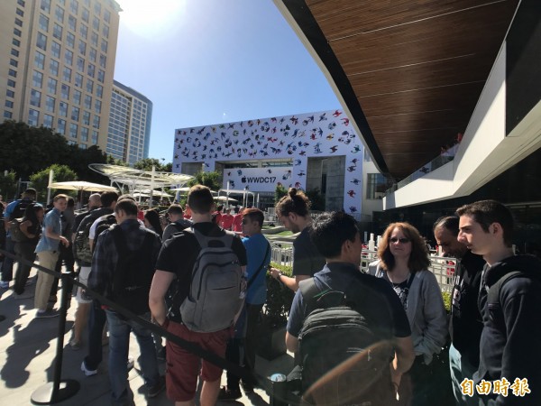 來自全球各地的開發者,在前一天就已經來到會場報到。(記者陳炳宏攝)