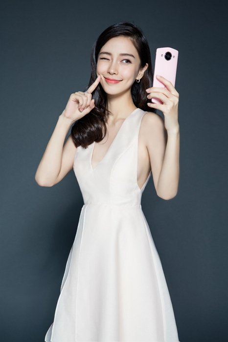 美圖 M8 將於 6/15 正式在台上市,圖為代言人Angelababy。(圖/美圖提供)