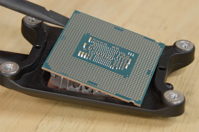 2017 年款的 iMac 4K 可以自行更換同針位的 Intel 處理器。(圖片來源/iFixit)