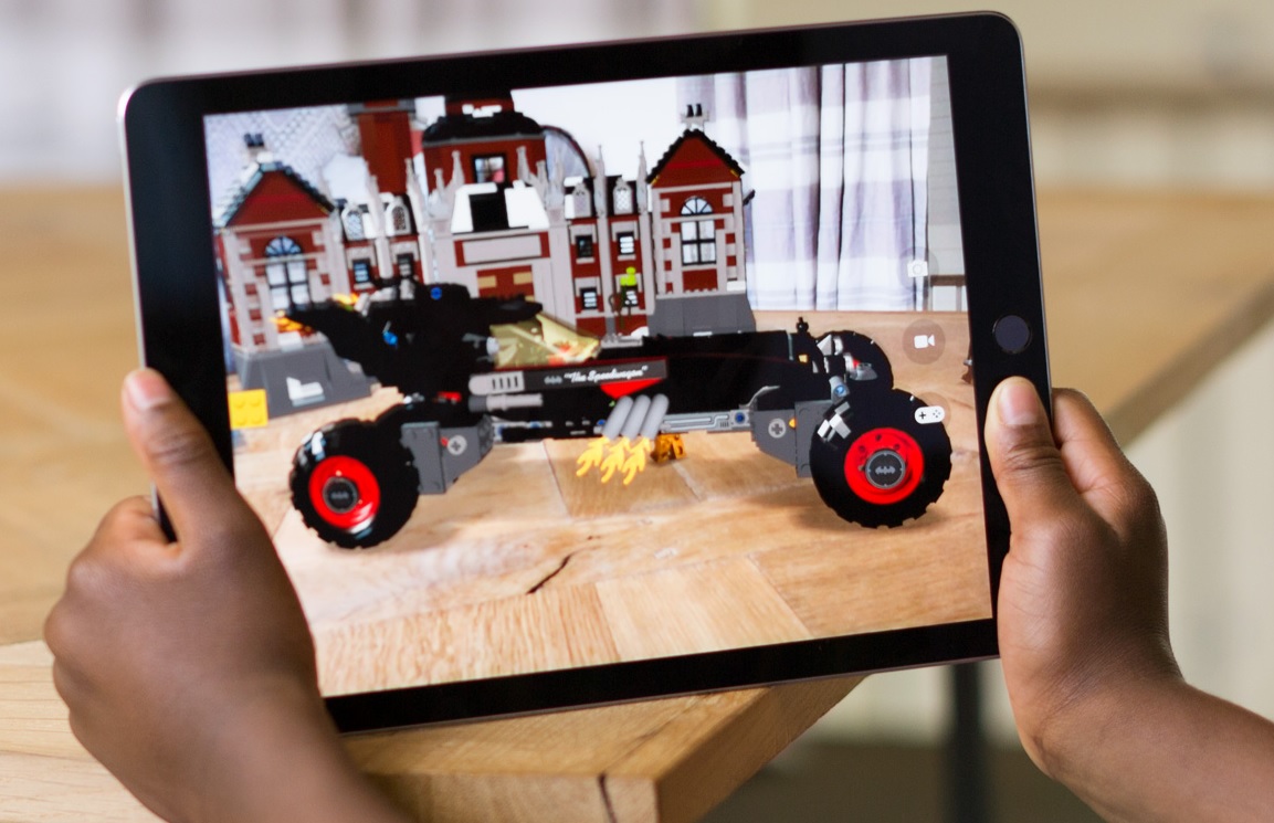 新登場的 10.5 吋 iPad Pro,可支援「檔案拖曳」全新操作方式,還可玩 AR 擴增實境遊戲。(圖/擷取自Apple官網)