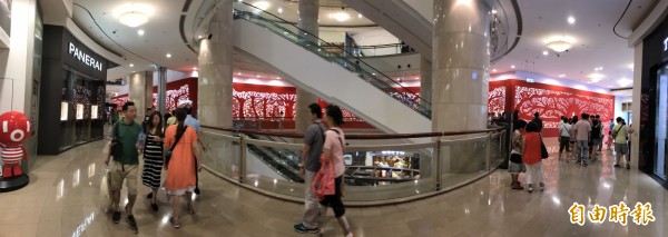 台灣蘋果 Apple Store 台北101直營店的外牆裝置,以濃濃台灣味的剪紙創作結合蘋果當紅iPhone、iPad等明星產品為圖案,剪紙藝術作品總長度72公尺,創世界紀錄。(記者陳炳宏攝)
