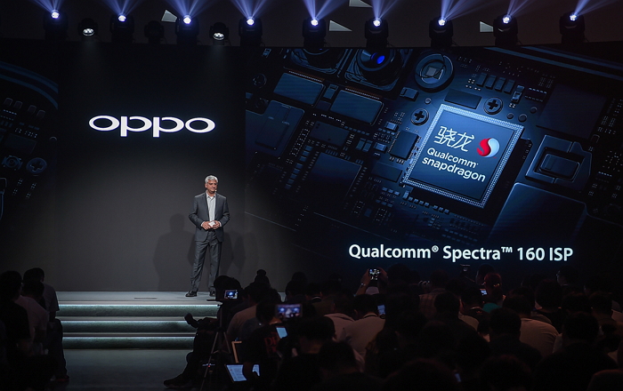 Qualcomm高級副總裁兼QCT中國區總裁Sanjay Mehta出席OPPO R11新品發表會,介紹OPPO與Qualcomm聯合開發旗艦級影像處理器Spectra ISP。(圖/OPPO提供)