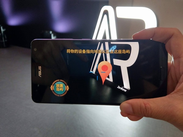 首款搭載8GB RAM的 ZoneFone AR,可支援AR擴增實境,把遊戲場景與真實生活空間結合,用來玩重量級遊戲,確實展現流暢俐落的高效能。(圖記者劉惠琴攝)