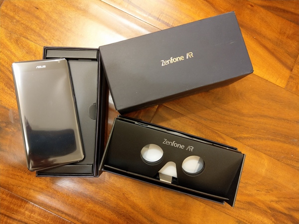Aseus Zenfone VR手機包裝盒,內附可簡易組裝的CardBoard,變身為VR眼鏡。(圖記者劉惠琴攝)