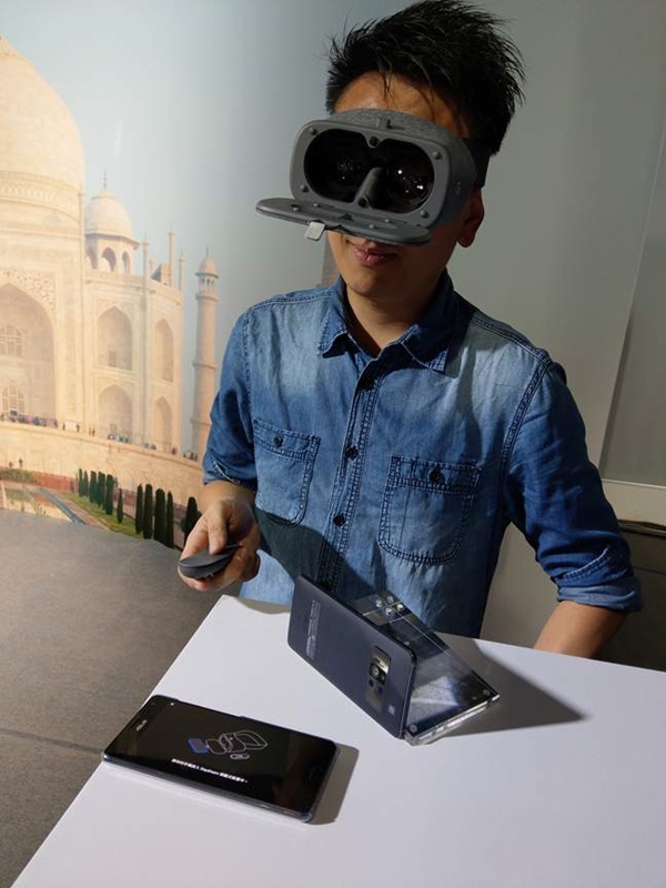 此次發表會華碩也展示 Asus Zenfone VR手機搭配頭戴式Daydream的使用方式,透過專屬遙控器,就能直接操控Zenfone VR手機。(圖記者劉惠琴攝)