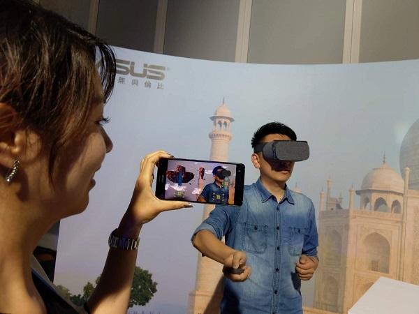 華碩首款 Asus ZenFone AR旗艦新機,不僅是全球首款搭載8GB的旗艦機種,也是全球首款同時支援AR技術及VR技術的旗艦手機!華碩於發表會也展示 Asus Zenfone VR手機搭配頭戴式Daydream的使用方式。(圖記者劉惠琴攝)(圖記者劉惠琴攝)
