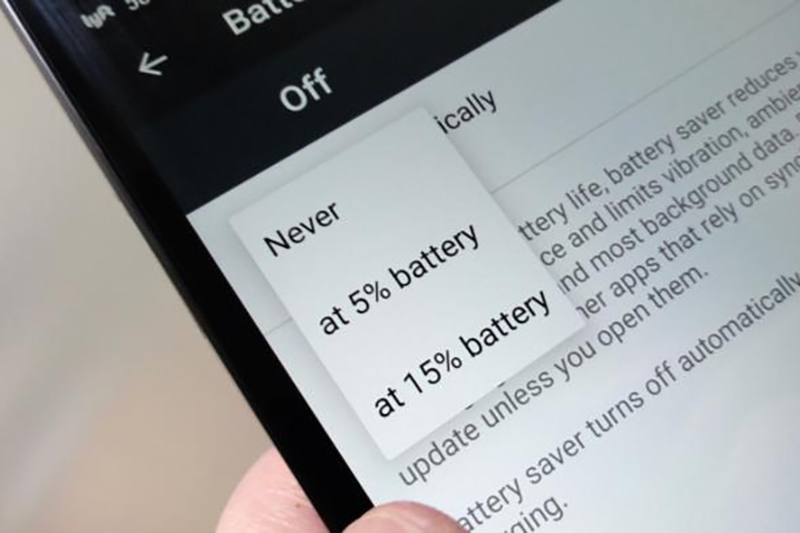 開啟方法：「設定」->「電源」->「節電模式」，其中還可以指定系統在剩下多少 % 數時自動啟用。（圖片來源／PC World）