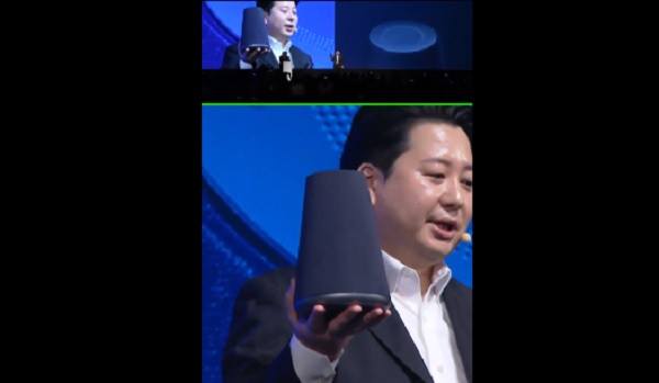 內建有語音聲控功能的 Wave智慧喇叭,高度僅20公分,非常小巧,底端設計有一圈LED燈光,會隨著不同指令,發出酷炫的顏色。(圖/擷取自LINE直播影片)