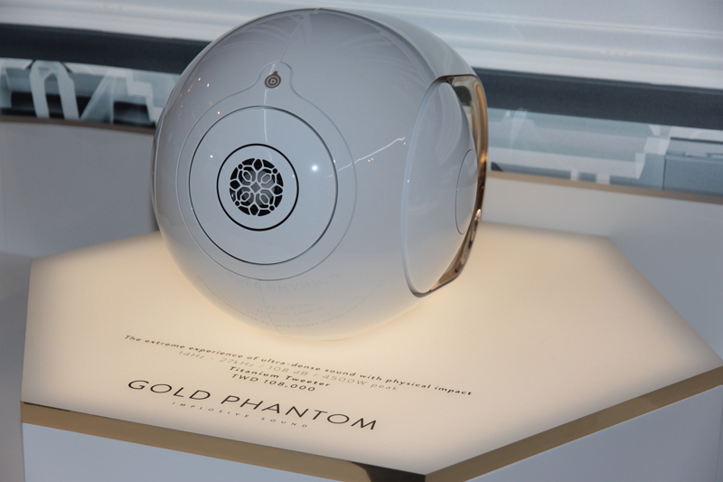 Devialet 台北 101 聆聽體驗店展出剛上市的至尊 GOLD PHANTOM(圖/記者劉季清攝)