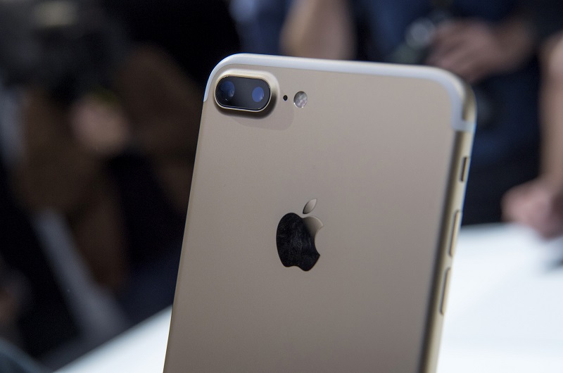 iPhone 7 Plus 電池續航力第一名(圖/彭博社)