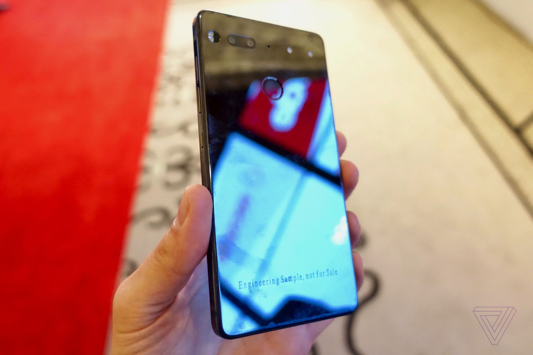 Essential Phone 機身背蓋採用耐刮磨的陶瓷材質,觸感很光滑。(圖擷取自 The Verge )