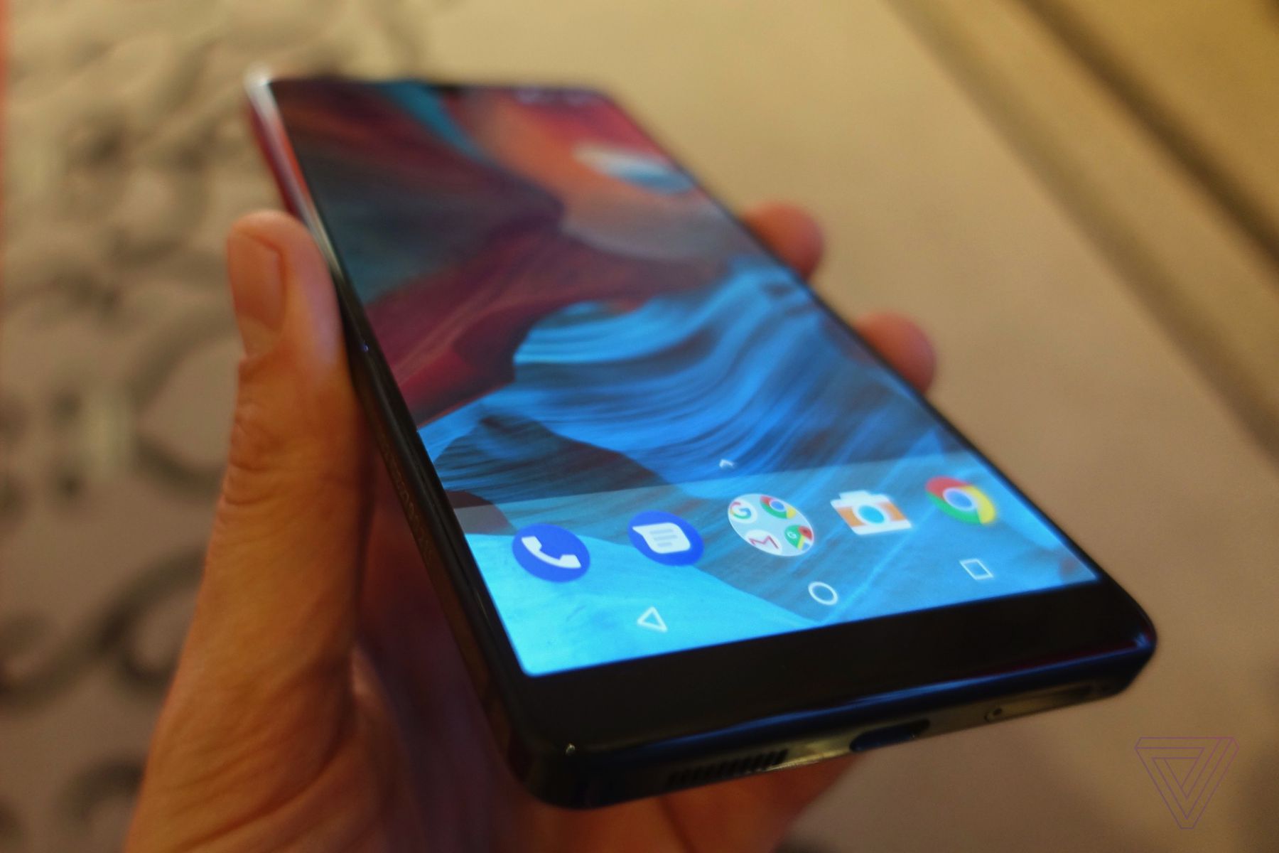 國外媒體 The Verge 率先取得 Essential Phone手機做簡單上手的實機外觀體驗 。(圖擷取自 The Verge )