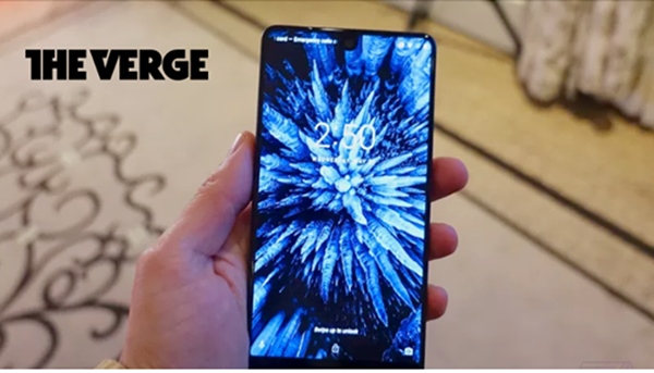 國外媒體 The Verge 率先取得 Essential Phone手機做簡單上手的實機體驗。(圖擷取自 The Verge )