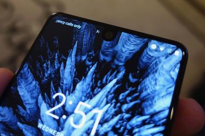 像是手機螢幕挖了一個洞!安卓之父旗艦機 Essential Phone 實機體驗 像是手機螢幕挖了一個洞!安卓之父旗艦機 Essential Phone 實機體驗