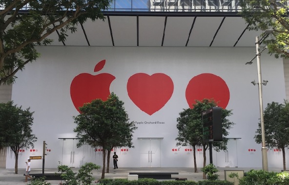 新加坡第一家Apple Store 旗艦店於今年5月27日開幕,外牆設計印有紅色蘋果LOGO很討喜。(圖擷取自TheTechnews)