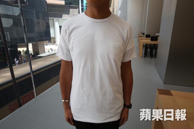 純白色的蘋果紀念T,T-Shirt背後印有「Apple Store, Canton Road」白色字體。(圖擷取自香港蘋果日報)