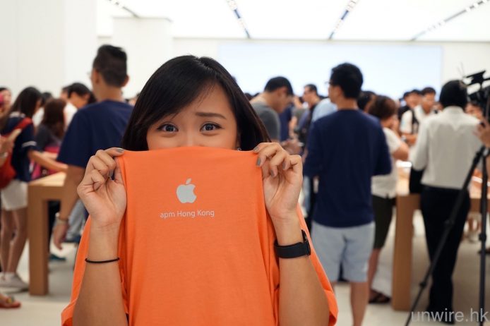 橘色蘋果紀念T恤,為2016年香港Apple Store 店觀塘apm 商場開幕,當日贈送的限量T。(圖擷取自unwire.hk網站)
