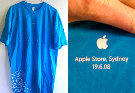 藍色蘋果紀念T恤,2008年澳洲 Apple Store 雪梨店開幕,贈送給前2500名排隊入場的果粉。(圖擷取自smh網站)
