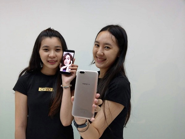 OPPO R11為首款搭載高通S660處理器的中高階機型,在拍照性能表現上有超越前代R9s的優異表現。首波登台開賣R11機身顏色有金色、黑色兩種。(圖/記者劉惠琴攝)