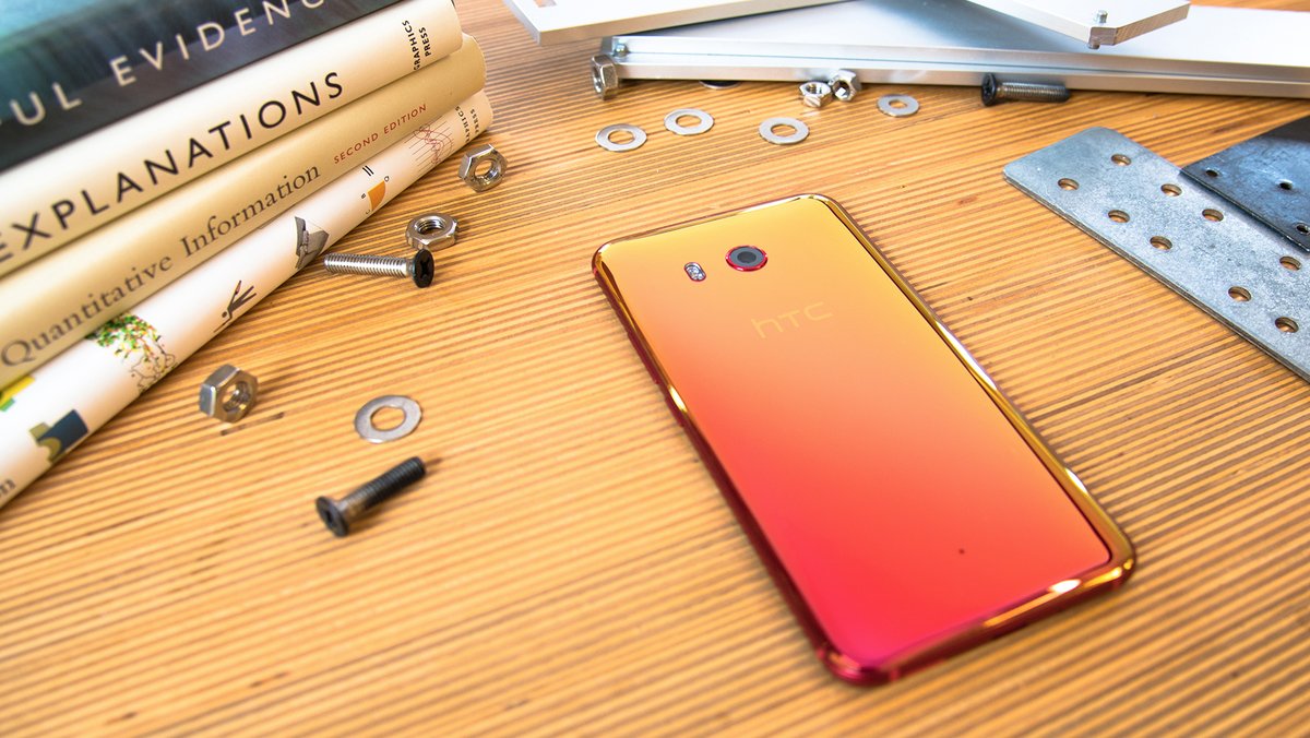 HTC U11 豔陽紅新色,被網友稱為是「鋼鐵人紅」。(圖擷取自Elon Musk推特)