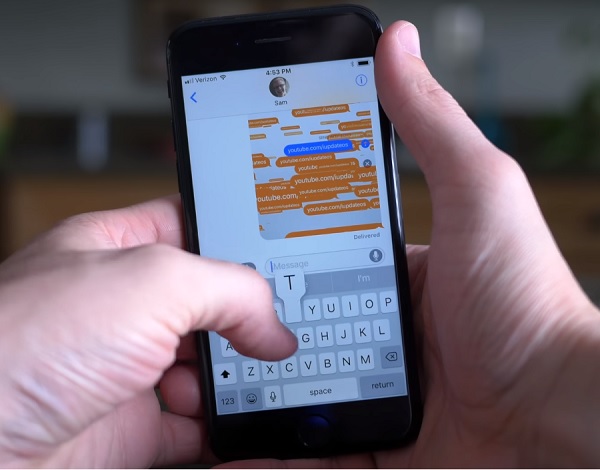 iMessage 新增回音特效功能,呈現無限迴圈的文字效果,採用橘色訊息框,頗有新鮮感。(圖/擷取自MacRumors影片)