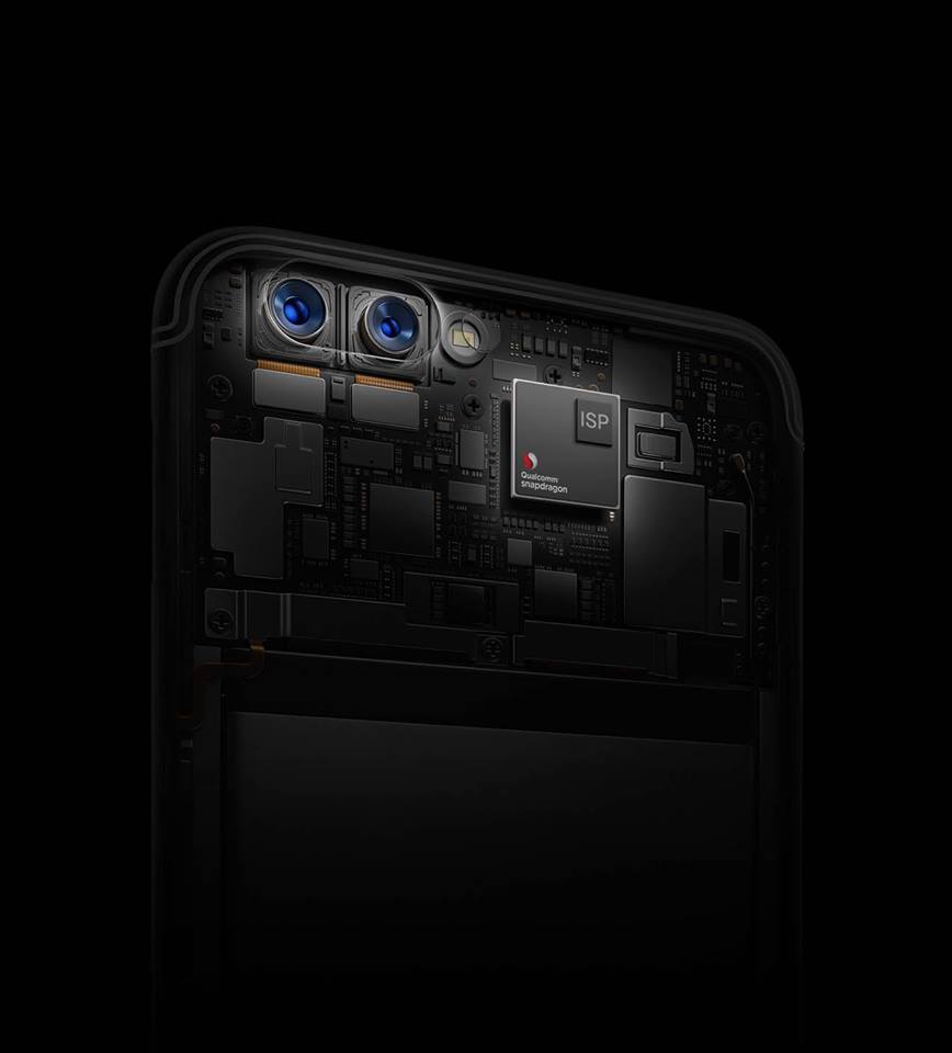 OPPO R11採用雙鏡頭設計主相機,為具備有2倍變焦的2000萬畫素鏡頭,並搭配具 F1.7大光圈、1600萬畫素的廣角鏡頭。(圖/OPPO)