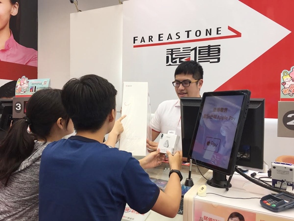 遠傳推出為期僅3天的「Fun暑假快閃」專案,即日起至26日申辦599吃到飽資費,可免費獲贈加碼好禮二選一。(圖/遠傳提供)