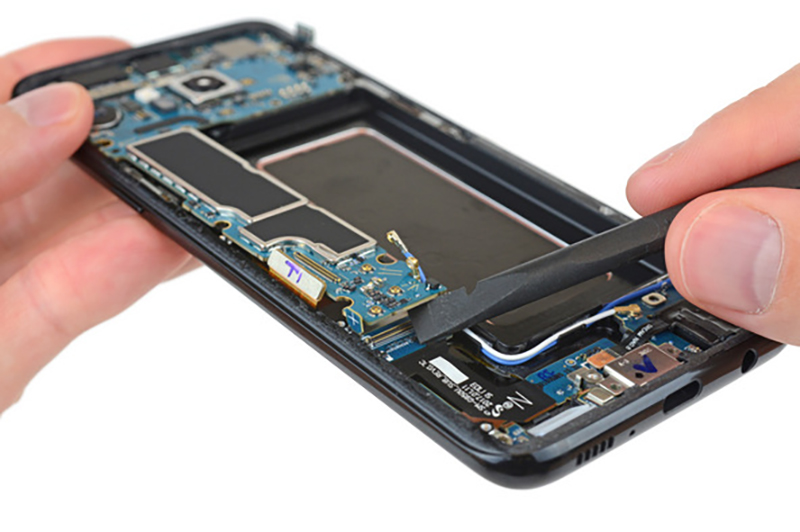 模組化設計讓行動裝置越來越薄，但無形中也造成不環保的窘境。（圖片來源／IFixit）