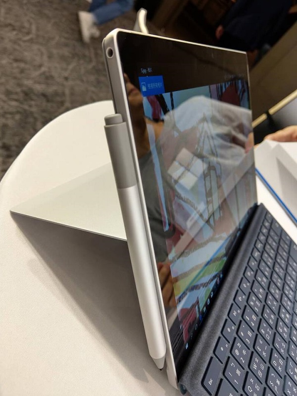 微軟新款二合一筆電Surface Pro,機身側邊有強力磁吸設計,手寫筆一靠近即可吸附在機身上。(記者/劉惠琴攝)
