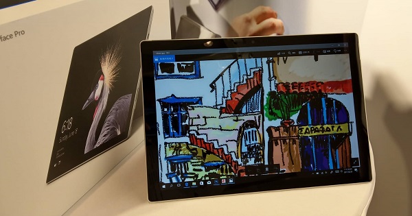 微軟新款二合一筆電Surface Pro,訴求電池續航力更持久。並可另外選購無線鍵盤搭配使用。(記者/劉惠琴攝)