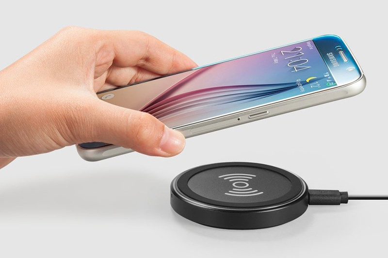 雖然無線充電並不是一個全新的技術,其他 Android 廠商如三星、LG 等早已將該技術應用在旗下智慧型手機上。(圖片來源/Business Insider)