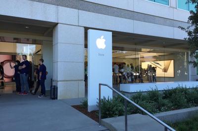 蘋果官方限定T 恤、紀念品   全球僅這家 Apple Store 才買的到 蘋果官方限定T 恤、紀念品   全球僅這家 Apple Store 才買的到