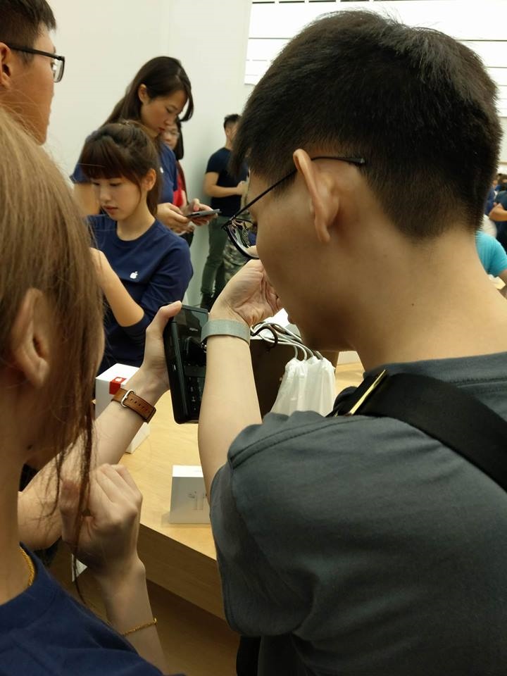在台北101直營店,不時看到透過iPhone、Apple Watch秒刷秒結帳的場面,也讓人見識到果粉使用 Apple Pay的消費能力。(圖/記者劉惠琴攝)