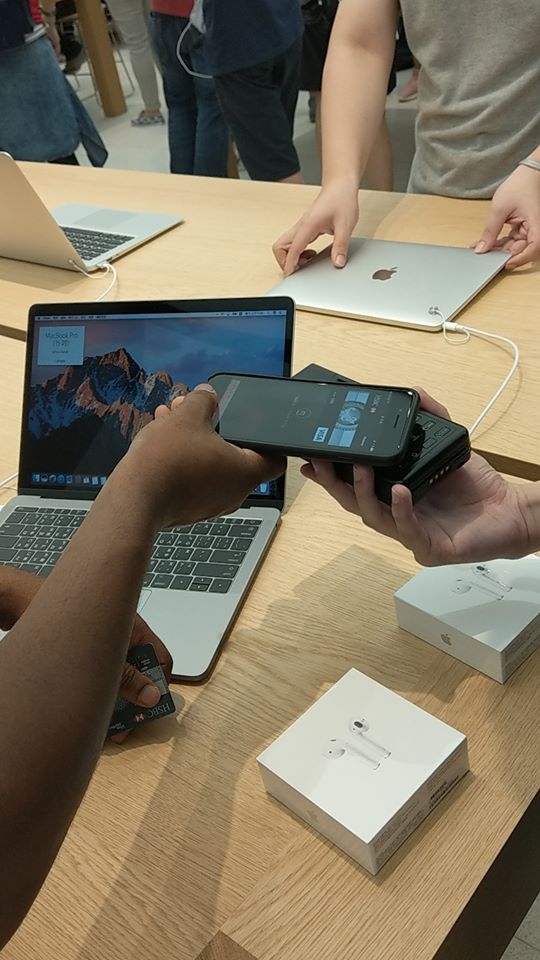 在台北101直營店,不時看到透過iPhone、Apple Watch秒刷秒結帳的場面,也讓人見識到果粉使用 Apple Pay的消費能力。(圖/記者劉惠琴攝)