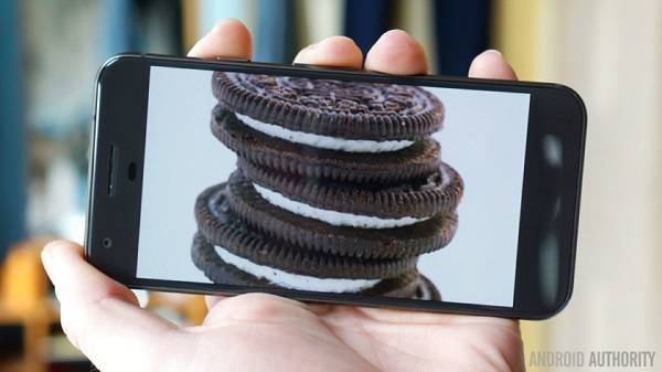 Android 8.0 的甜點代號名稱到底會是 Oreo 還是 Oatmeal,隨著8月份推出正式版後,
答案將揭曉。(圖擷取自AndroidAuthority)