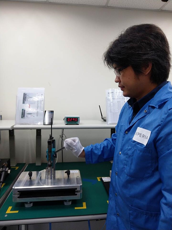 壓合裝機採用專屬打造的冶具模具，除軟體檢測，還需壓下手把進行密合。(圖／記者劉惠琴攝)