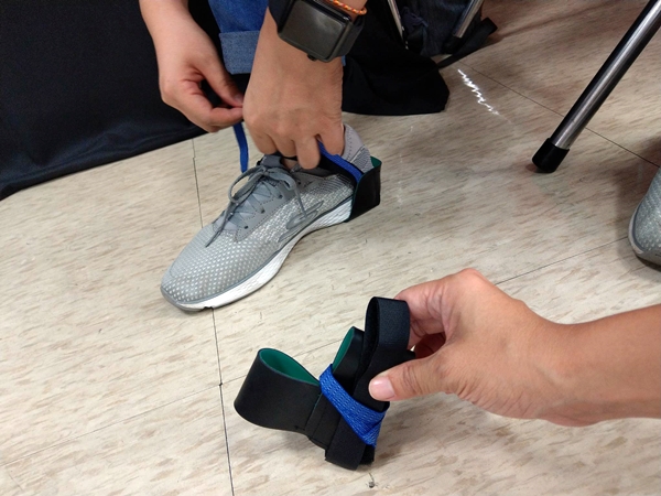 穿戴防靜電腳環(圖／記者劉惠琴攝)