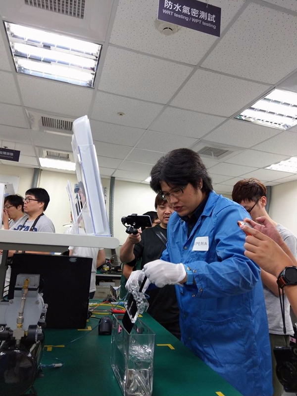 手機維修檢測，進行防水氣密測試(圖／記者劉惠琴攝)