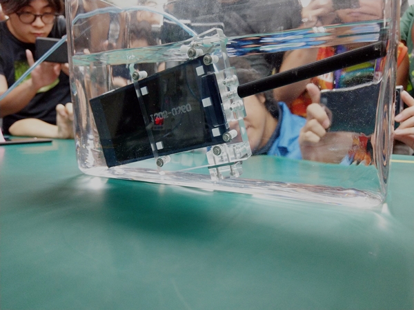 防水氣密測試，採用特殊液體要價頗昂貴，可以檢測出手機哪裡有漏氣，儼然高科技抓漏神器。(圖／記者劉惠琴攝)