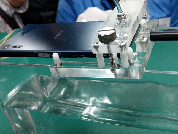防水氣密測試，採用特殊液體要價頗昂貴，可以檢測出手機哪裡有漏氣，儼然高科技抓漏神器。(圖／記者劉惠琴攝)