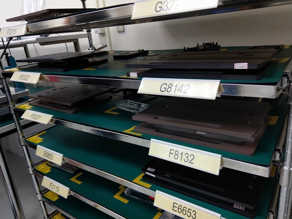 由於每款手機構造不同，需採用壓合的模具也不同，都是特別打造的。(圖／記者劉惠琴攝)