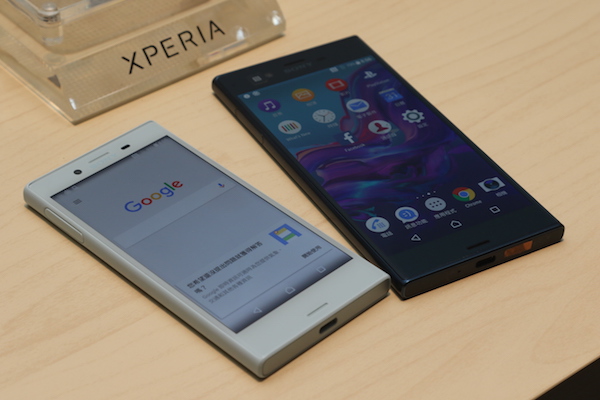 5.2 吋螢幕的Xperia XZ (圖右);4.6吋螢幕的 Xperia X Compact (圖左)。這兩款均為SONY去年8月份發表的旗艦機種。(圖/記者劉季清攝)