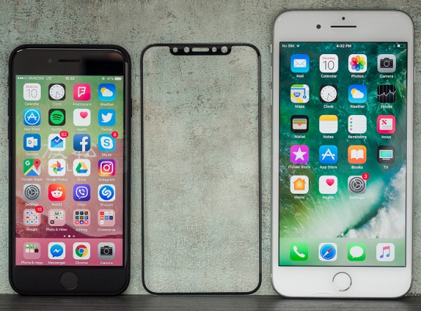 從對比照片中可以看到,預計5.7 吋iPhone 8 將擁有超高螢幕占比(圖中),機身寬度比iPhone 7 Plus(圖右)略窄一些,機身高度較4.7吋iPhone 7 (圖左) 略高一些。(圖擷取自PhoneArena)