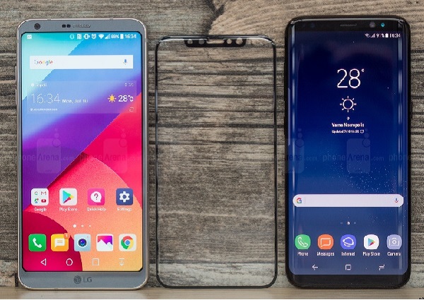 與5.8吋螢幕的三星Galaxy S8(圖右),5.7 吋螢幕的 LG G6 (圖左)並列擺在一起時 iPhone 8 在機身高度部分略矮了一些。(圖擷取自PhoneArena)