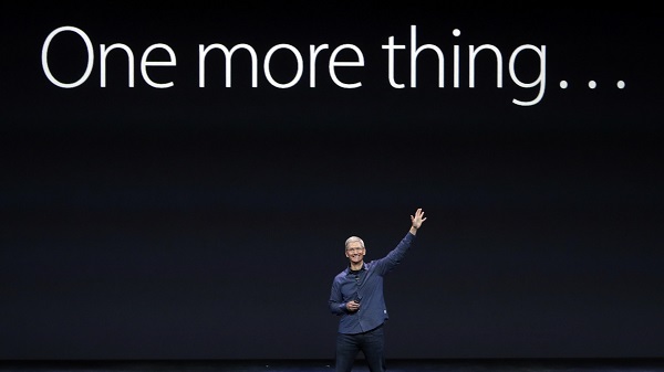 以往賈伯斯在蘋果新品發表會的最後一刻,說出「One more thing」時,就是蘋果神秘新品要登場,後來庫克接任蘋果執行長後也延續這個傳統。外界預測今年的神秘大驚喜,將會是10周年特別版的 iPhone 8 新機。(圖片來源/forbes)