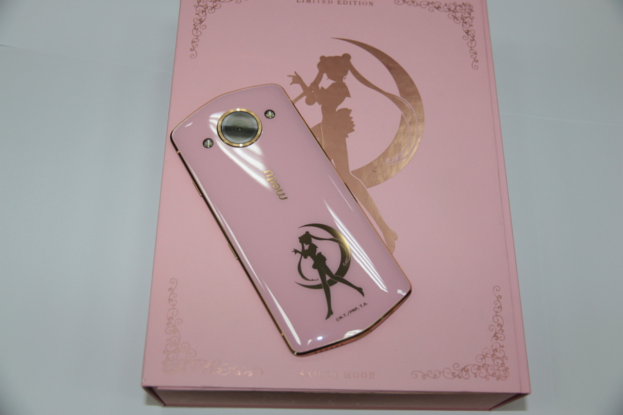 美圖 M8 美少女戰士特別款外盒與手機（圖／記者劉季清攝）