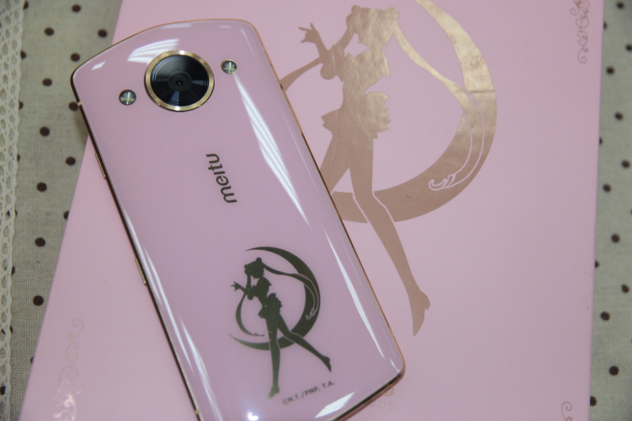 美圖 M8 美少女戰士特別款以金色、粉色為主色（圖／記者劉季清攝）